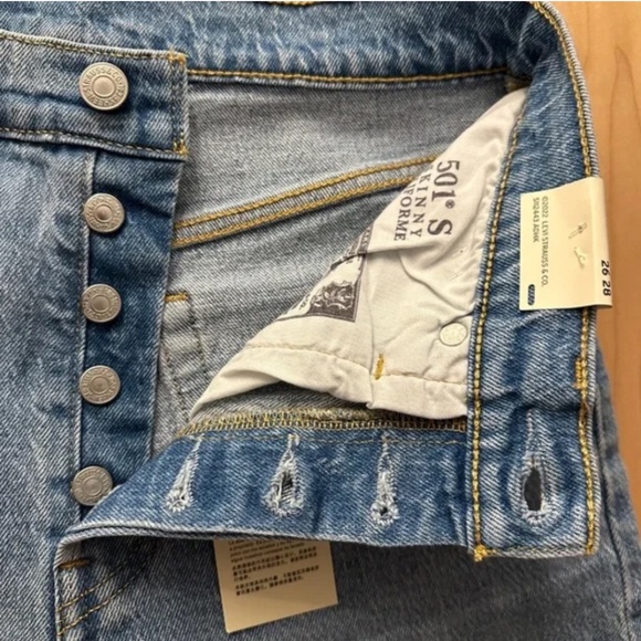 BNWT- Aritzia Levi's Premium 501 Skinny Jeans in Tango Light (26) - Picture 5 of 10